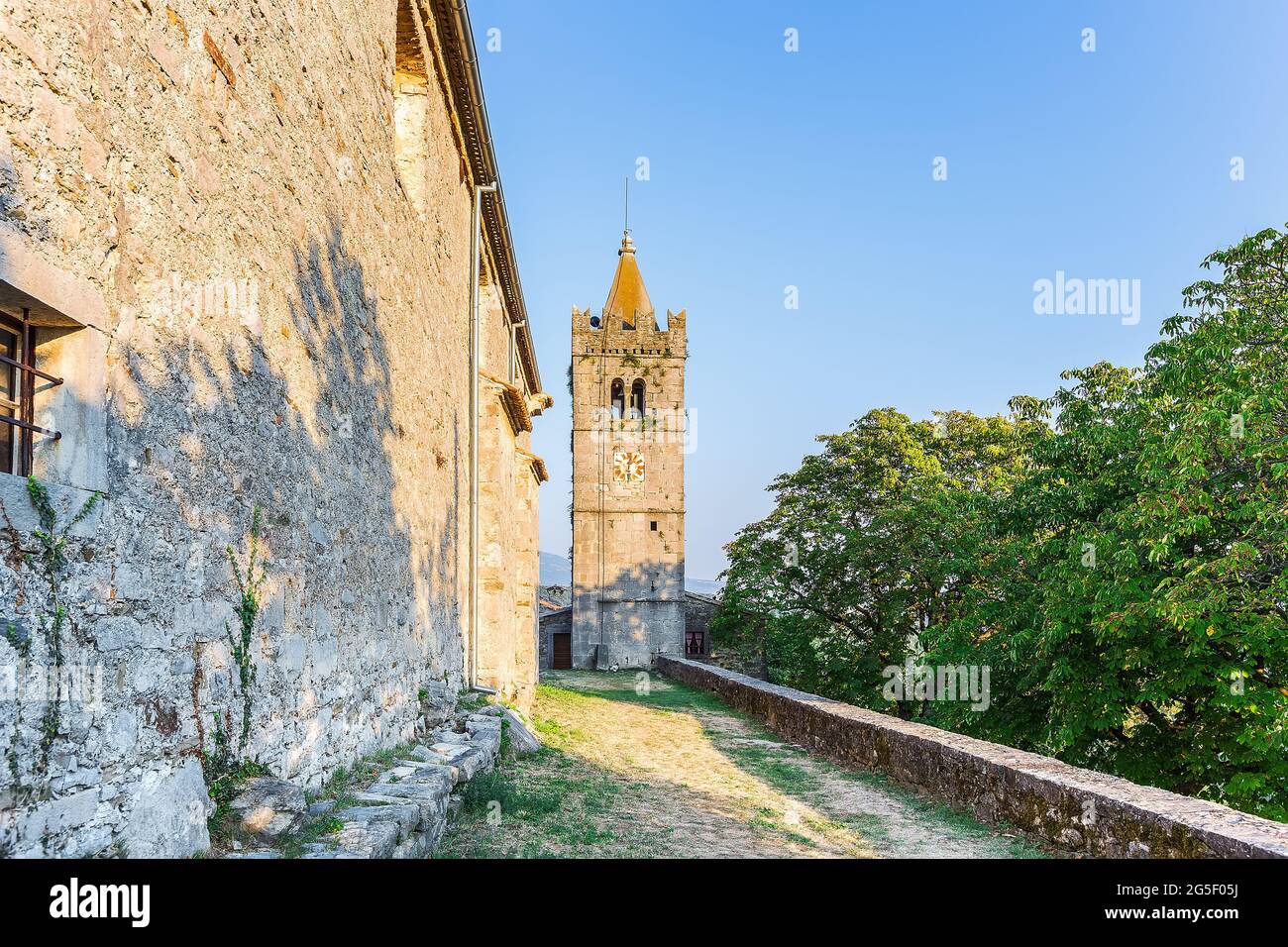 Hum - la ville fortifiée de Croatie, dans la partie centrale de l'Istrie, dans la communauté de Buzet. Banque D'Images