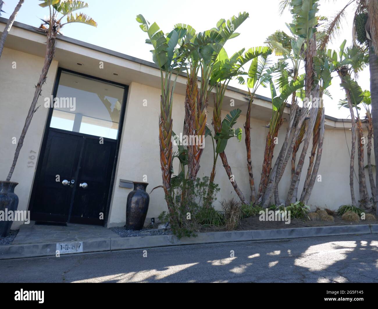 Los Angeles, Californie, États-Unis 26 juin 2021 UNE vue générale de l'atmosphère de l'ancienne maison du musicien George Harrison, et des musiciens/chanteurs Paul Simon et l'ancienne maison d'Art Garfunkel au 1567 Blue Jay Way le 26 juin 2021 à Los Angeles, Californie, États-Unis. Photo par Barry King/Alay stock photo Banque D'Images