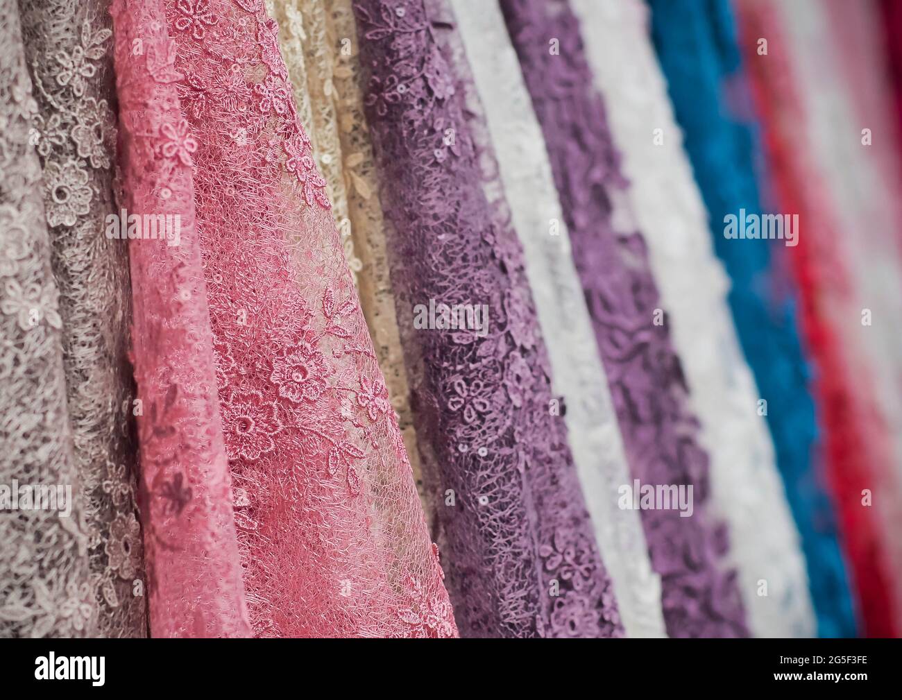 Rouleaux de tissu coloré de dentelle dans l'industrie textile de boutique.rouleaux de tissu coloré Banque D'Images