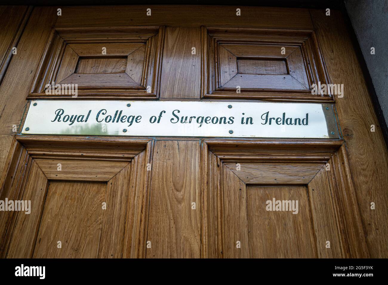 Dublin 2, Dublin City, Irlande, 11 juin 2021. Panneau sur la porte de RCSI Banque D'Images