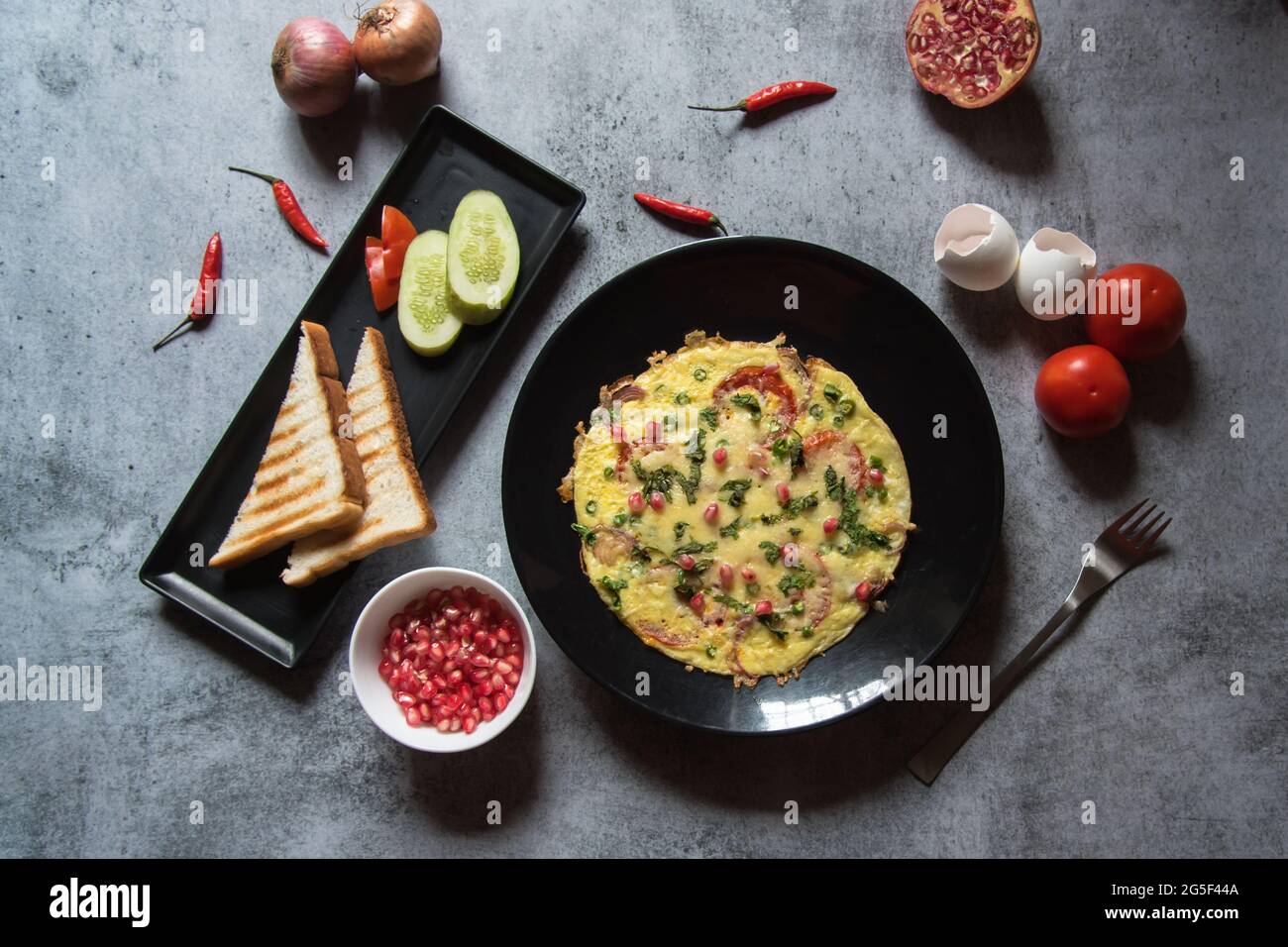 Petit déjeuner sain produits alimentaires frittata servi avec du pain et des condiments. Vue de dessus, mise au point sélective. Banque D'Images
