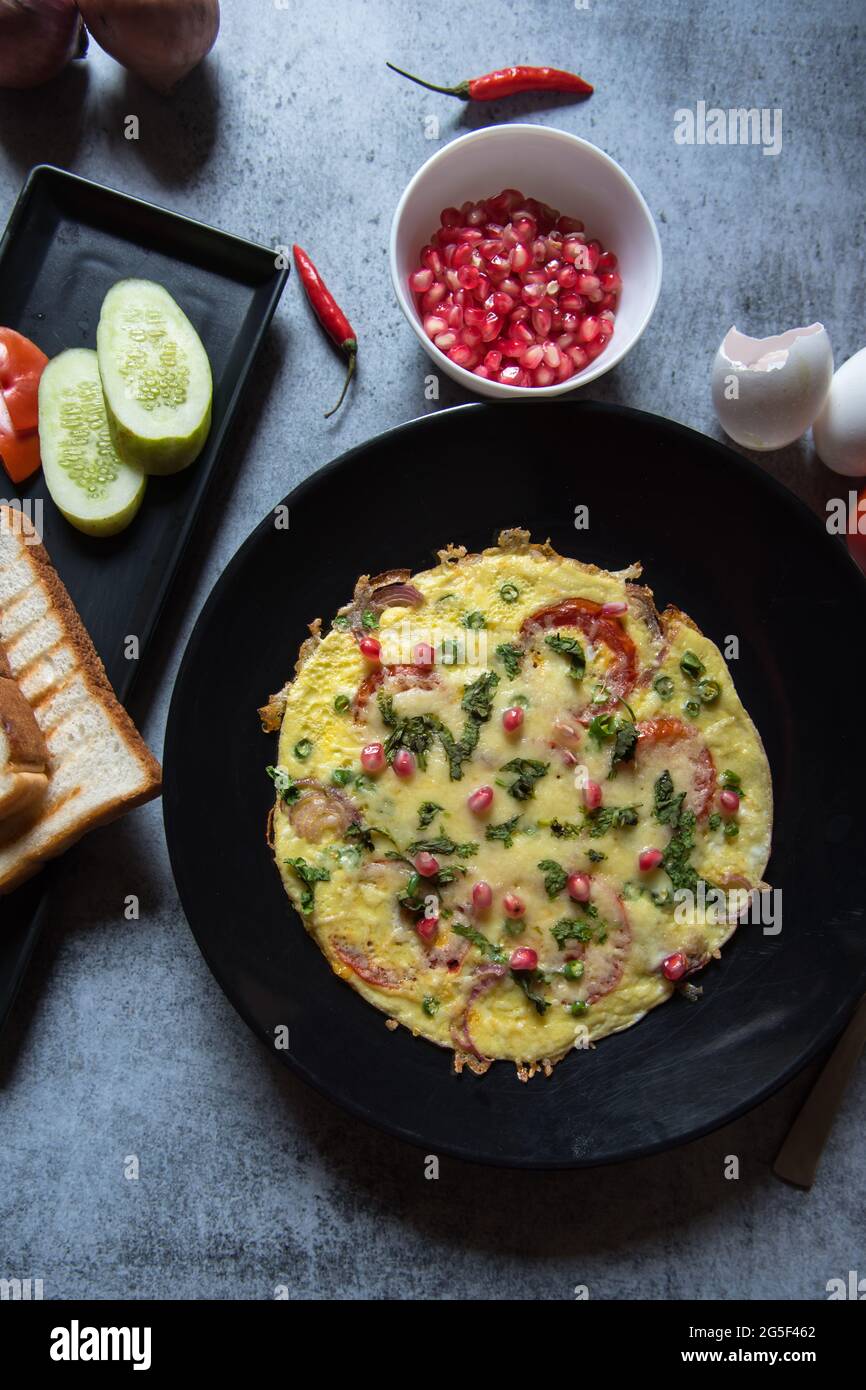 Petit déjeuner sain produits alimentaires frittata servis avec des condiments. Vue de dessus. Banque D'Images