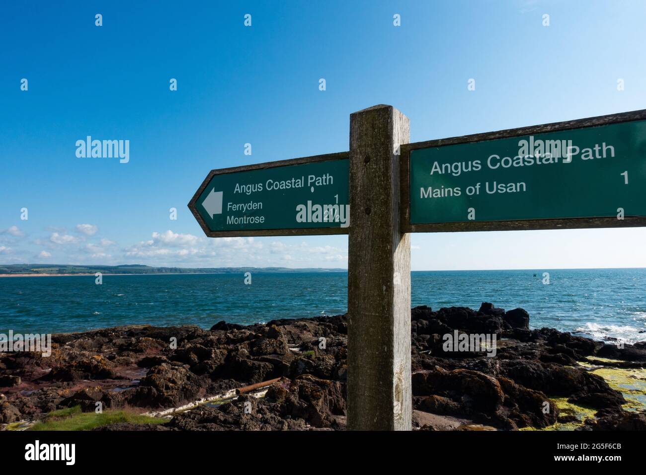 Un panneau pour le sentier côtier Angus dans la ville d'Arbroath, Angus, en Écosse, pointant vers Usan, Montrose et Ferryden Banque D'Images