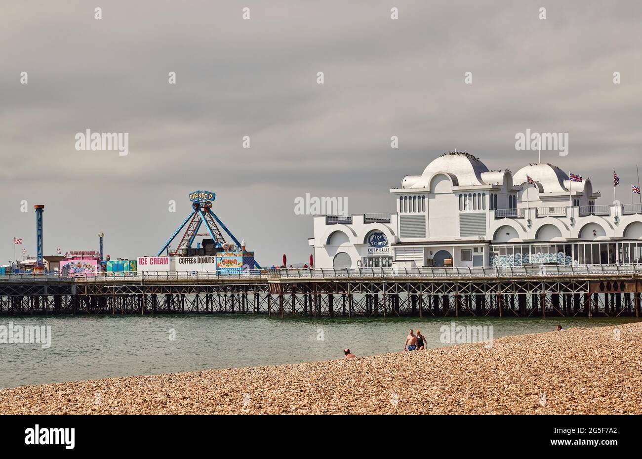 Victorian South Parade Pier, maintenant rénové, bord de mer de Southsea, Portsmouth, Hampshire, côte sud de l'Angleterre, par une journée nuageux Banque D'Images