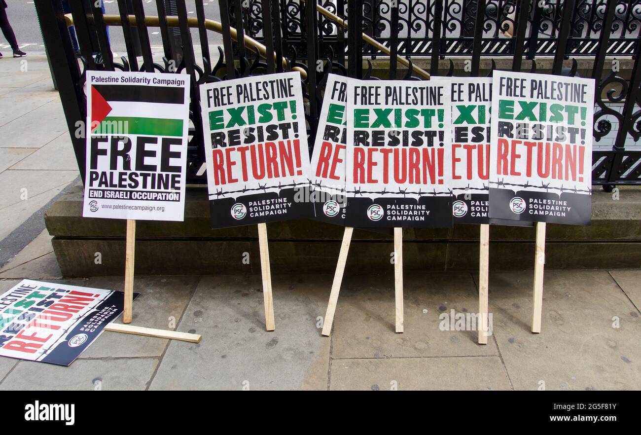 Londres/Angleterre/Royaume-Uni: 2021, 26 juin manifestations bannières contre l'occupation de la Palestine à westminster, place du Parlement à Londres Banque D'Images