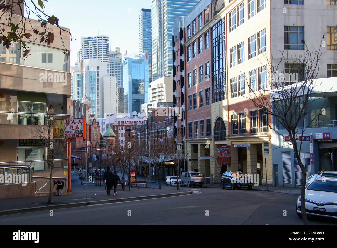 Sydney, Australie. 27 juin 2021. Les ordonnances de séjour à domicile s'appliquent au grand Sydney après une éclosion de Covid-19 (coronavirus). Le verrouillage de deux semaines avec commandes de séjour à la maison durera jusqu'à minuit, le vendredi 9 juillet. Photo : Thomas Street à Haymarket dans le quartier chinois de Sydney est presque déserté. Credit: Richard Milnes/Alamy Live News Banque D'Images
