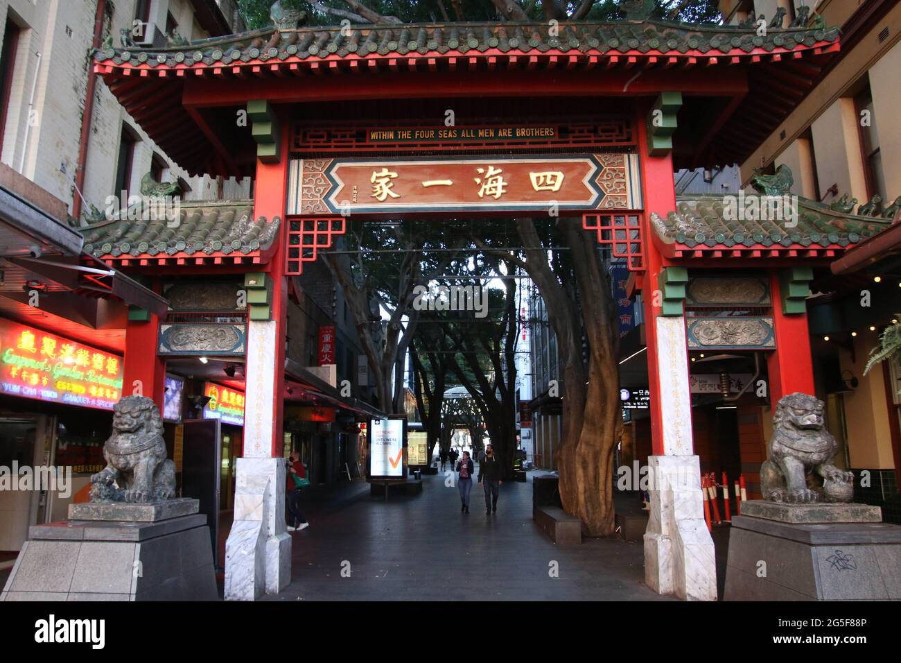 Sydney, Australie. 27 juin 2021. Les ordonnances de séjour à domicile s'appliquent au grand Sydney après une éclosion de Covid-19 (coronavirus). Le verrouillage de deux semaines avec commandes de séjour à la maison durera jusqu'à minuit, le vendredi 9 juillet. Photo : la rue Dixon, au cœur du quartier chinois de Sydney, est presque déserte. Credit: Richard Milnes/Alamy Live News Banque D'Images