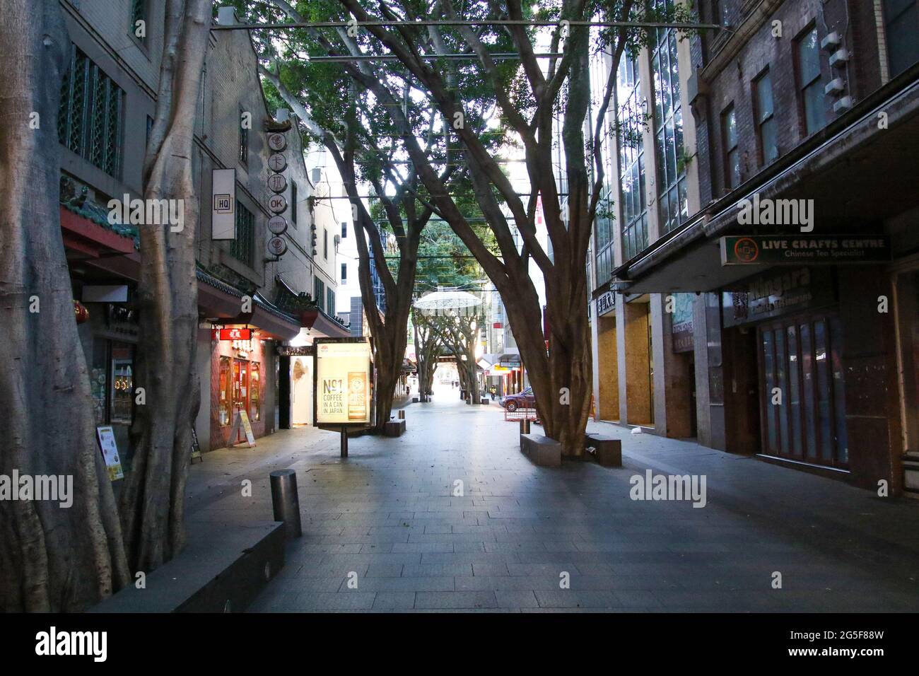 Sydney, Australie. 27 juin 2021. Les ordonnances de séjour à domicile s'appliquent au grand Sydney après une éclosion de Covid-19 (coronavirus). Le verrouillage de deux semaines avec commandes de séjour à la maison durera jusqu'à minuit, le vendredi 9 juillet. Photo : la rue Dixon, au cœur du quartier chinois de Sydney, est presque déserte. Credit: Richard Milnes/Alamy Live News Banque D'Images