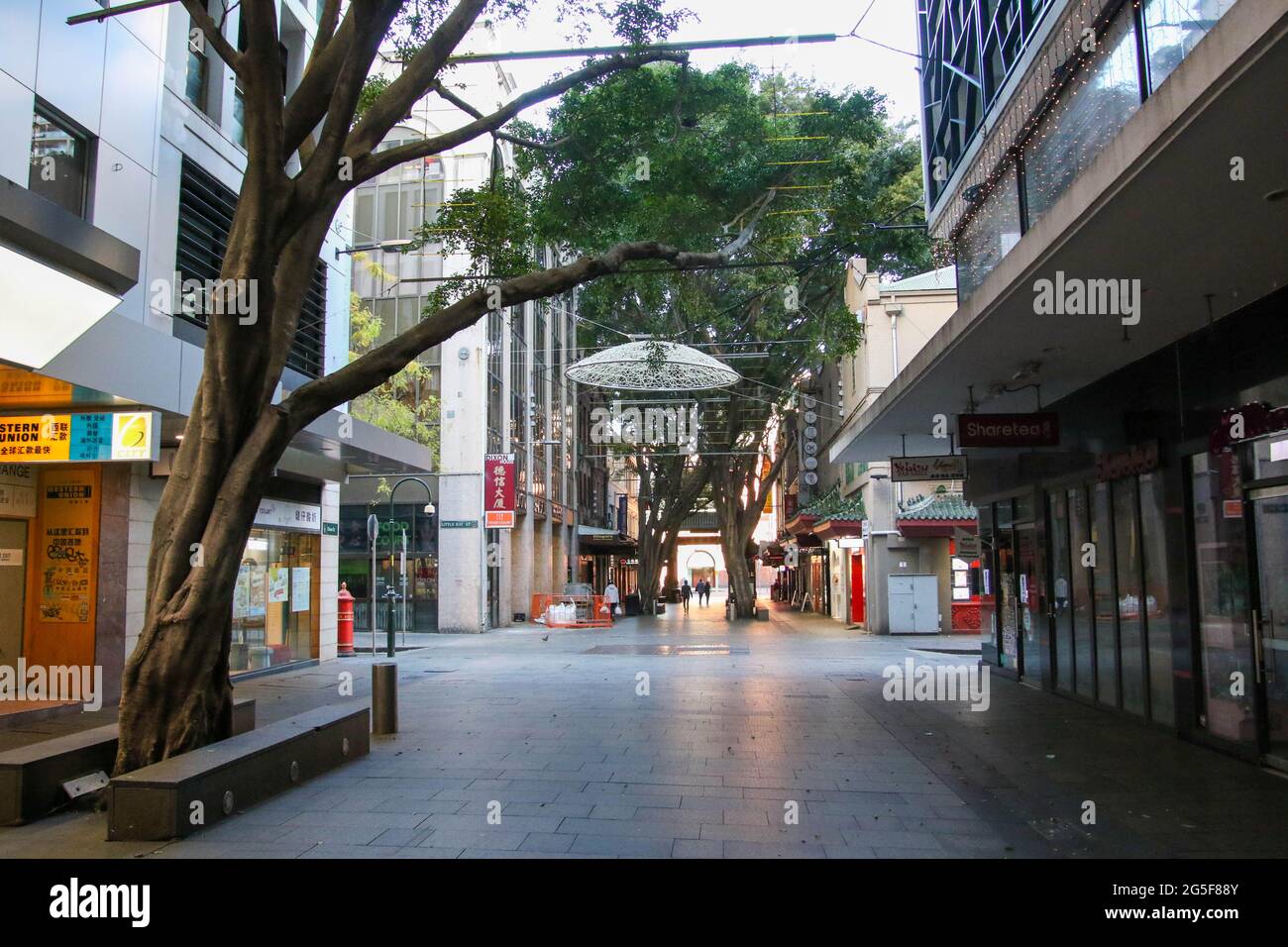 Sydney, Australie. 27 juin 2021. Les ordonnances de séjour à domicile s'appliquent au grand Sydney après une éclosion de Covid-19 (coronavirus). Le verrouillage de deux semaines avec commandes de séjour à la maison durera jusqu'à minuit, le vendredi 9 juillet. Photo : la rue Dixon, au cœur du quartier chinois de Sydney, est presque déserte. Credit: Richard Milnes/Alamy Live News Banque D'Images
