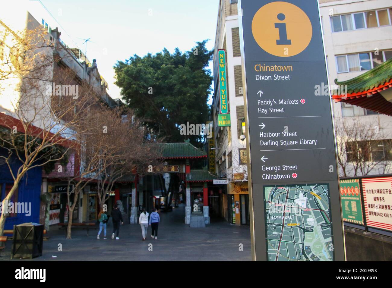 Sydney, Australie. 27 juin 2021. Les ordonnances de séjour à domicile s'appliquent au grand Sydney après une éclosion de Covid-19 (coronavirus). Le verrouillage de deux semaines avec commandes de séjour à la maison durera jusqu'à minuit, le vendredi 9 juillet. Photo : la rue Dixon, au cœur du quartier chinois de Sydney, est presque déserte. Credit: Richard Milnes/Alamy Live News Banque D'Images