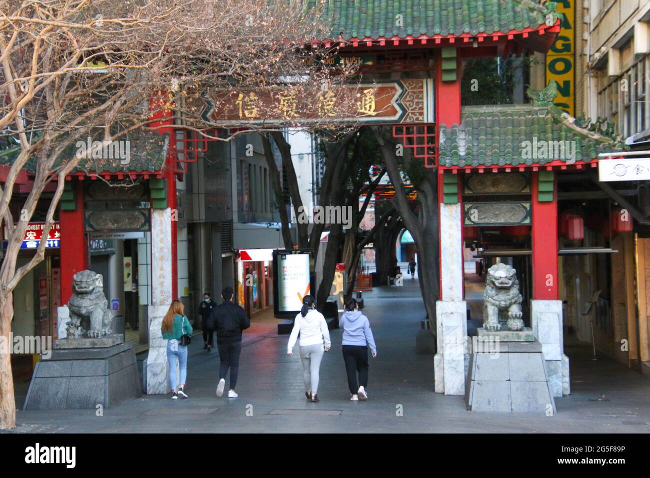 Sydney, Australie. 27 juin 2021. Les ordonnances de séjour à domicile s'appliquent au grand Sydney après une éclosion de Covid-19 (coronavirus). Le verrouillage de deux semaines avec commandes de séjour à la maison durera jusqu'à minuit, le vendredi 9 juillet. Photo : la rue Dixon, au cœur du quartier chinois de Sydney, est presque déserte. Credit: Richard Milnes/Alamy Live News Banque D'Images