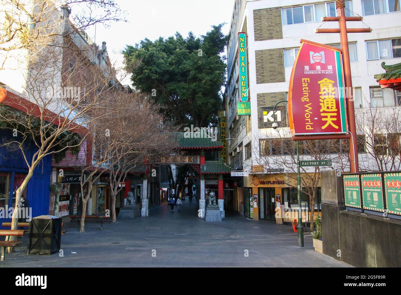 Sydney, Australie. 27 juin 2021. Les ordonnances de séjour à domicile s'appliquent au grand Sydney après une éclosion de Covid-19 (coronavirus). Le verrouillage de deux semaines avec commandes de séjour à la maison durera jusqu'à minuit, le vendredi 9 juillet. Photo : la rue Dixon, au cœur du quartier chinois de Sydney, est presque déserte. Credit: Richard Milnes/Alamy Live News Banque D'Images
