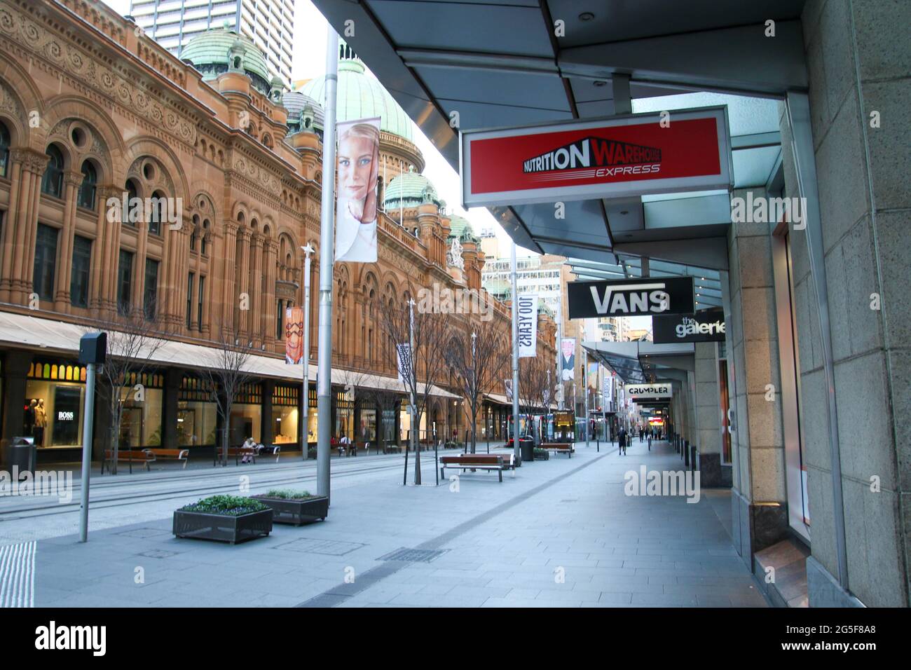 Sydney, Australie. 27 juin 2021. Les ordonnances de séjour à domicile s'appliquent au grand Sydney après une éclosion de Covid-19 (coronavirus). Le verrouillage de deux semaines avec commandes de séjour à la maison durera jusqu'à minuit, le vendredi 9 juillet. Photo : George Street semble déserte. Credit: Richard Milnes/Alamy Live News Banque D'Images