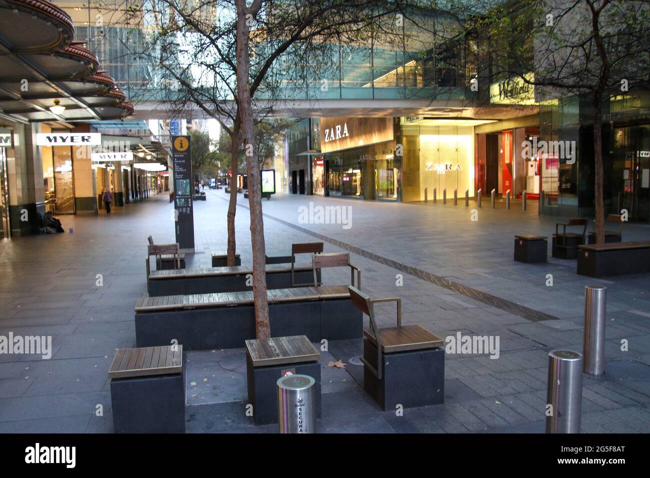Sydney, Australie. 27 juin 2021. Les ordonnances de séjour à domicile s'appliquent au grand Sydney après une éclosion de Covid-19 (coronavirus). Le verrouillage de deux semaines avec commandes de séjour à la maison durera jusqu'à minuit, le vendredi 9 juillet. Photo : le centre commercial Pitt Street, généralement très animé, a l'air déserté. Credit: Richard Milnes/Alamy Live News Banque D'Images