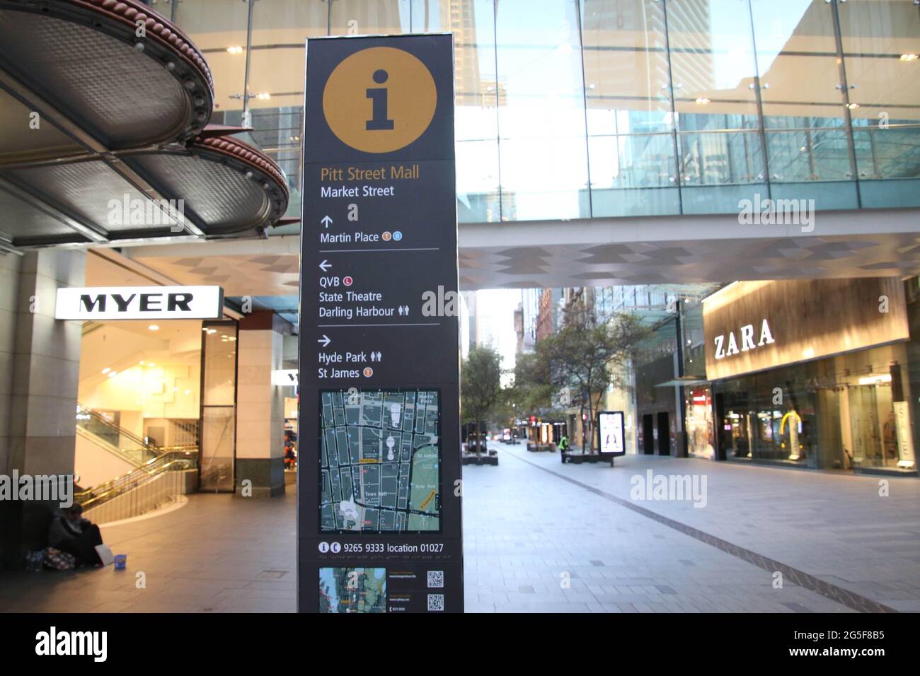 Sydney, Australie. 27 juin 2021. Les ordonnances de séjour à domicile s'appliquent au grand Sydney après une éclosion de Covid-19 (coronavirus). Le verrouillage de deux semaines avec commandes de séjour à la maison durera jusqu'à minuit, le vendredi 9 juillet. Photo : le centre commercial Pitt Street, généralement très animé, a l'air déserté. Credit: Richard Milnes/Alamy Live News Banque D'Images