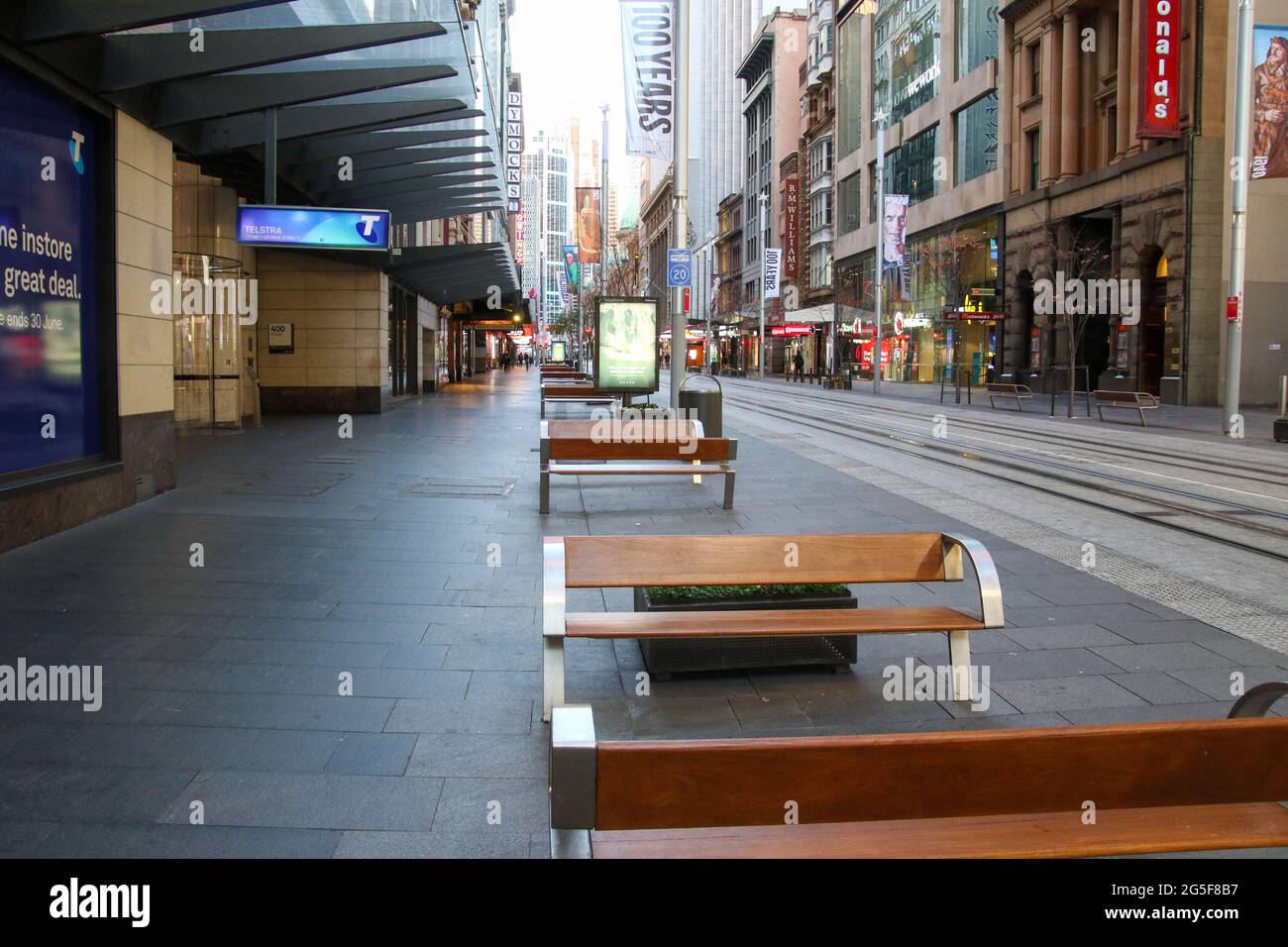 Sydney, Australie. 27 juin 2021. Les ordonnances de séjour à domicile s'appliquent au grand Sydney après une éclosion de Covid-19 (coronavirus). Le verrouillage de deux semaines avec commandes de séjour à la maison durera jusqu'à minuit, le vendredi 9 juillet. Photo : George Street semble déserte. Credit: Richard Milnes/Alamy Live News Banque D'Images