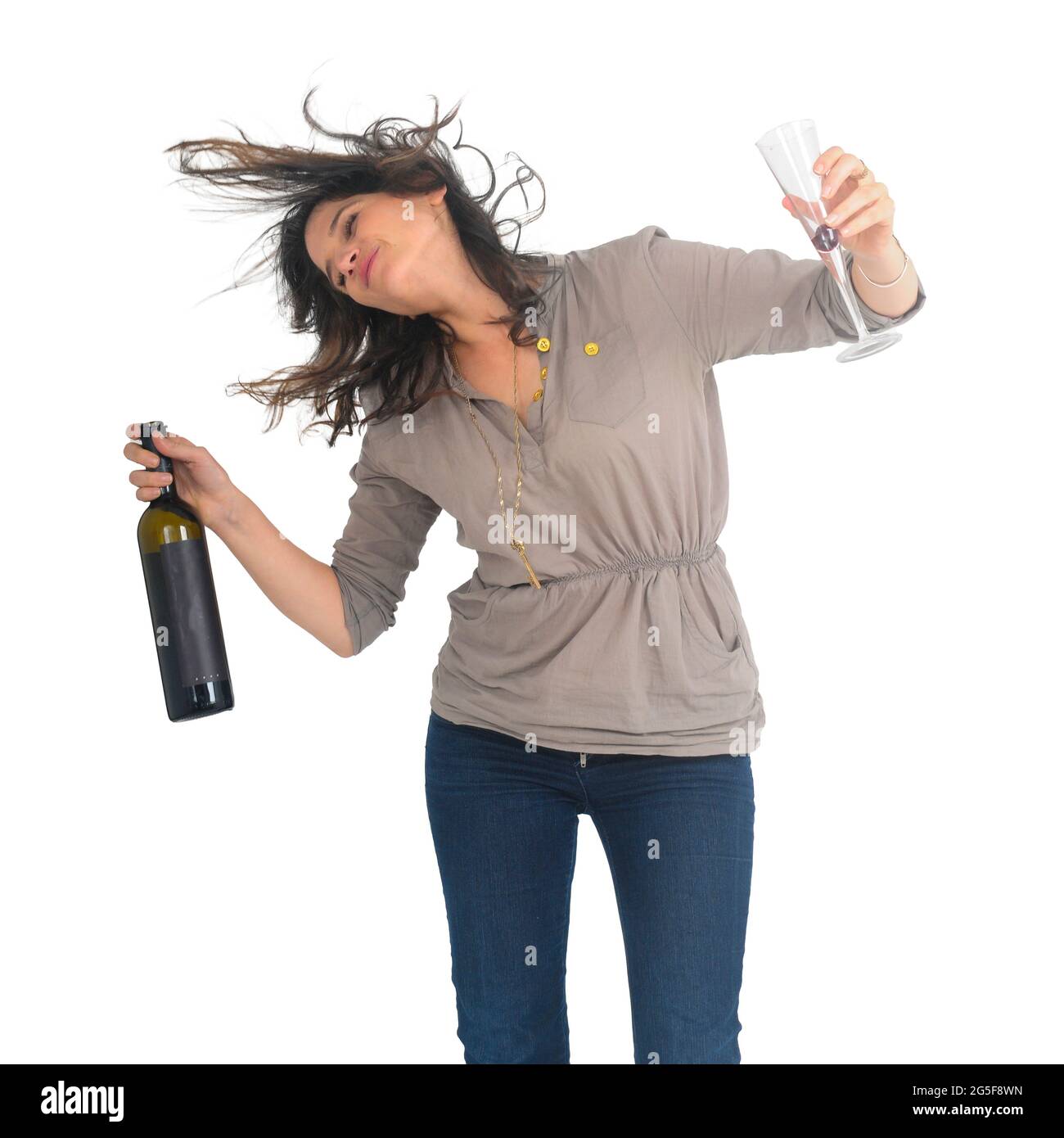 une jeune femme boit un studio de vin rouge tourné sur fond blanc Banque D'Images
