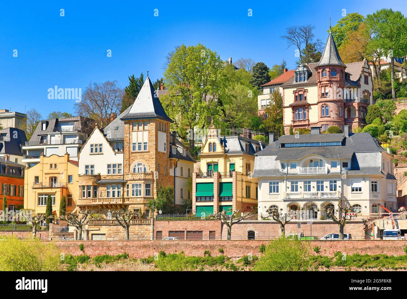 Heidelberg, Allemagne - Mai 2021: Belles vieilles villas chères à Heidelberg situé sur une colline au Neckar en Allemagne Banque D'Images