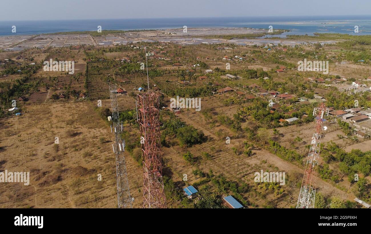 Vue aérienne des stations de ligne dans Bali, Indonésie. Tour de télécommunication, de communication sur la mer de la côte de l'antenne Banque D'Images
