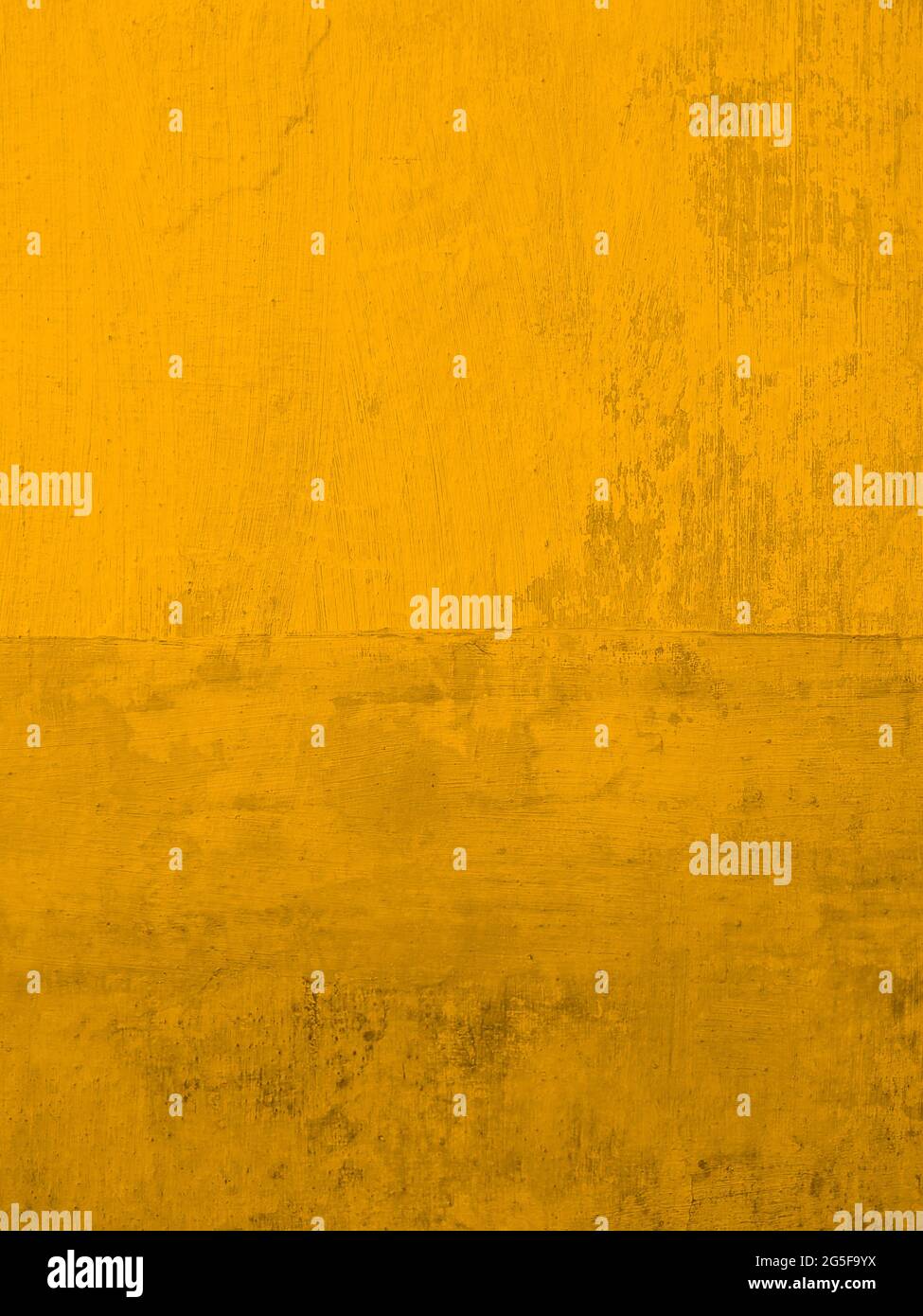 Peinture murale en stuc jaune or. Fond d'écran moderne texturé et rouillé. Taille verticale. Banque D'Images