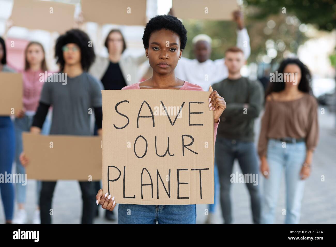 Black Woman holding étiquette avec sauver notre planète texte, groupe multiracial leader de personnes millénaires frappant dans la rue contre la pollution, vert Banque D'Images