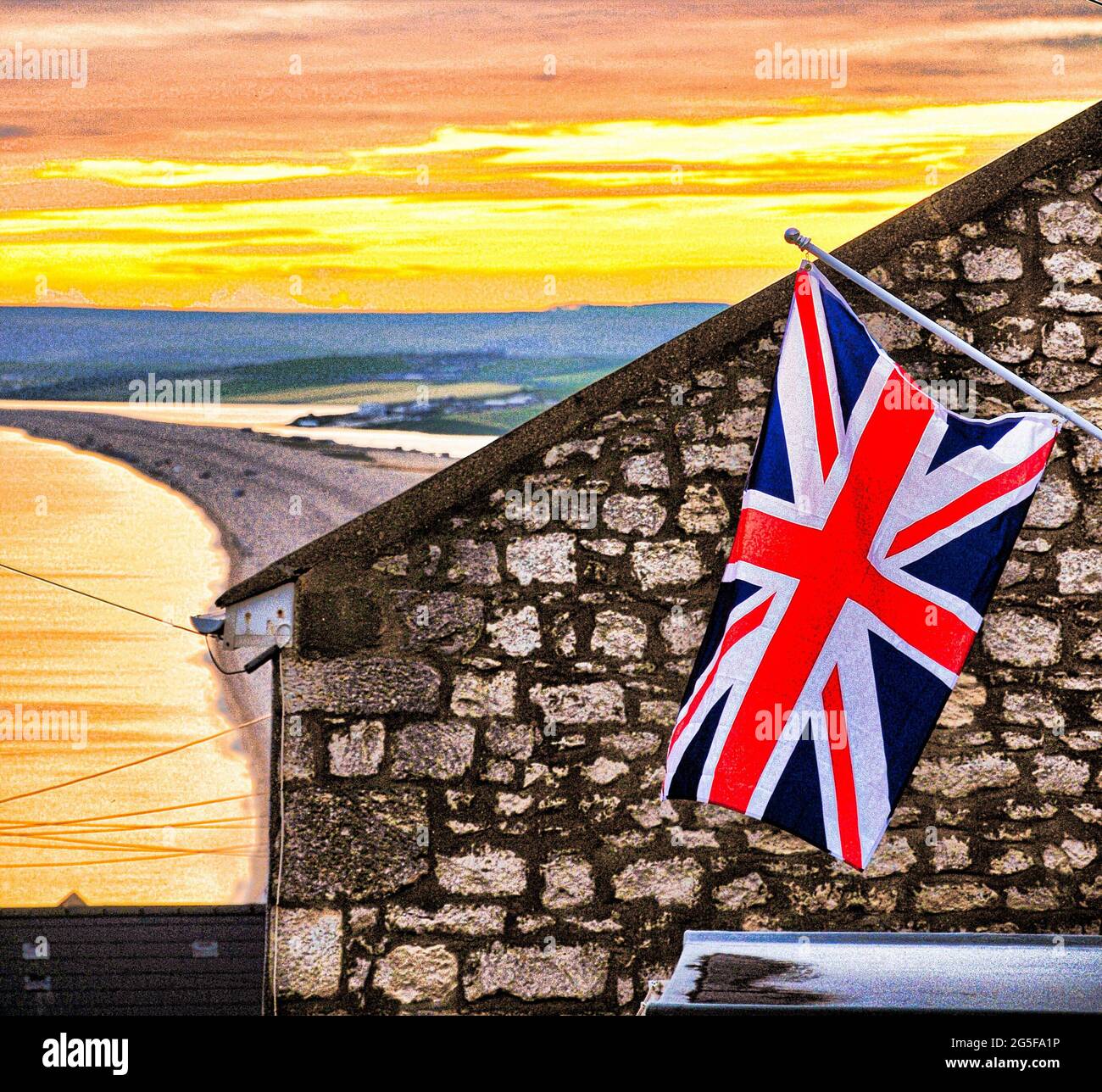 Plage de Chesil. 27 juin 2021. Météo Royaume-Uni. Un drapeau de l'Union britannique survole Chesil Beach, île de Portland, le jour des forces armées. Crédit : stuart fretwell/Alay Live News Banque D'Images