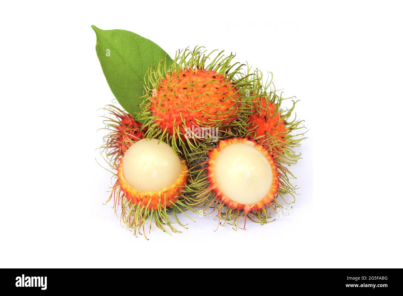 Le ramboutan doux, le fruit populaire de la Thaïlande se déchècher de l'écorce pour révéler l'intérieur. Isolé d'un fond blanc avec des feuilles vertes Banque D'Images