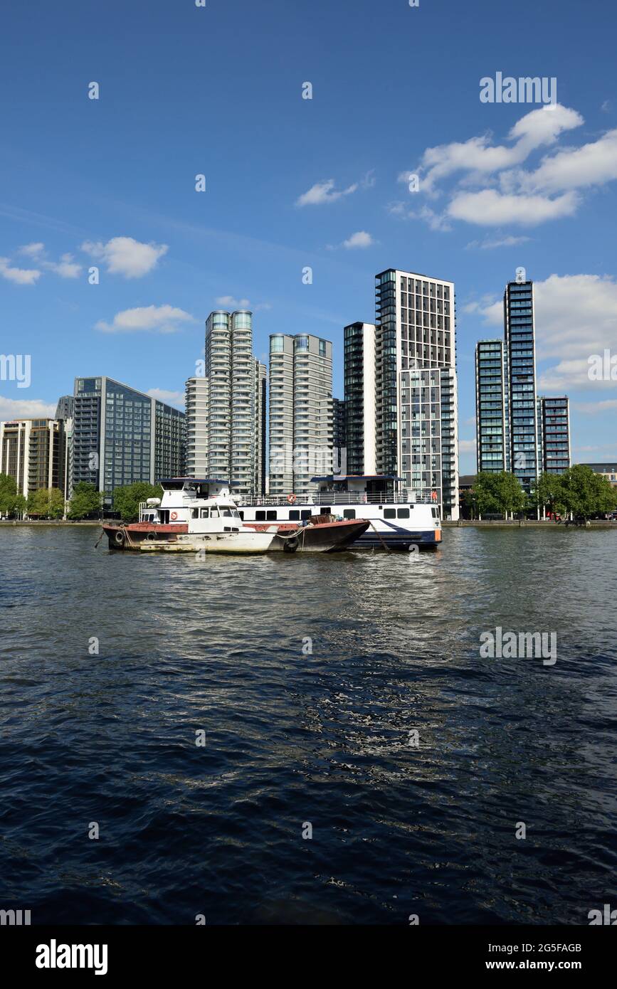Vue sur la Tamise du remblai du Sud (Albert), y compris la Corniche et Dumont, près de Nine Elms et Vauxhall, Londres, Royaume-Uni Banque D'Images