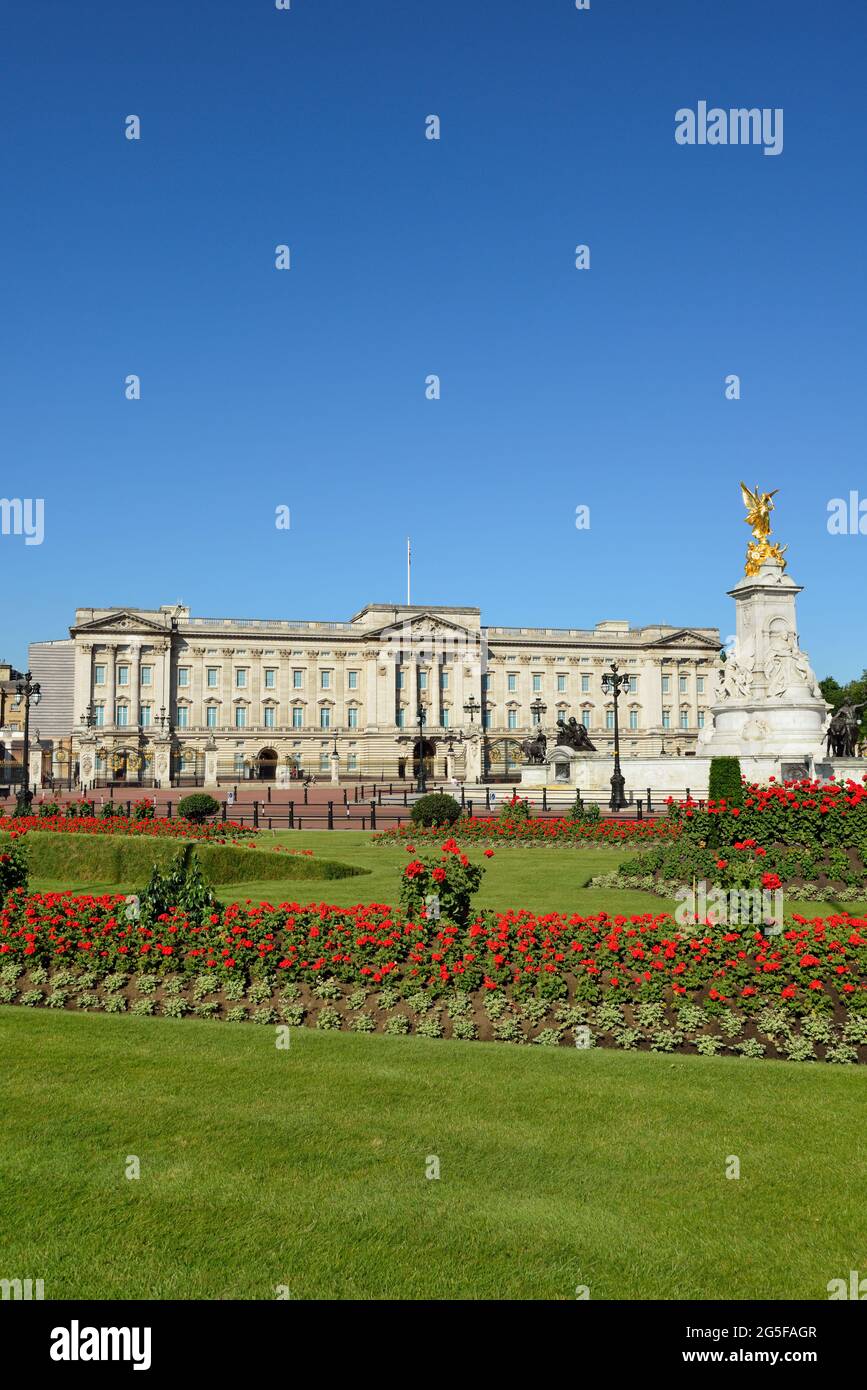 Buckingham Palace, Victoria Memorial et The Memorial Gardens, The Mall, Westminster, Londres, Royaume-Uni Banque D'Images