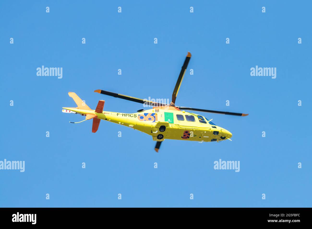 Huelva, Espagne - 26 juin 2021 : AgustaWestland A109S Grand appartenant à la flotte d'hélicoptères 061 de la Junta de Andalucía. Hélicoptère médicalisé Banque D'Images