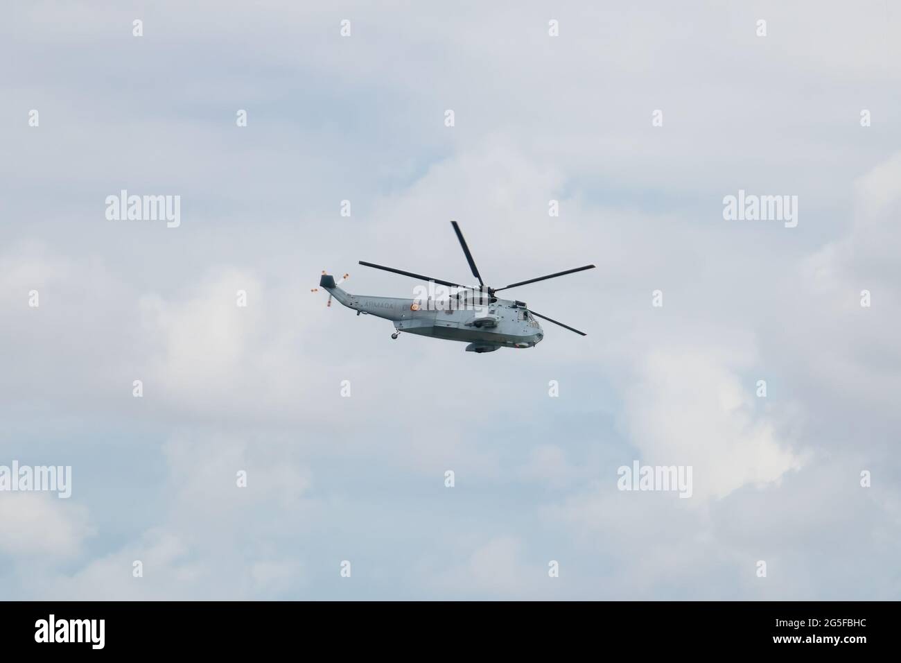 Cadix, Espagne - 16 juin 2021 : hélicoptère de la Marine espagnole SH-3D du 5e Escadron. Hélicoptère effectuant des tâches de surveillance sur la côte de la CAD Banque D'Images