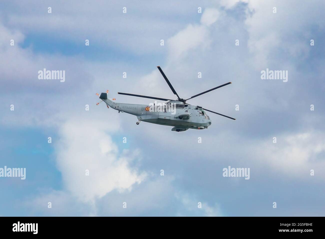 Cadix, Espagne - 16 juin 2021 : hélicoptère de la Marine espagnole SH-3D du 5e Escadron. Hélicoptère effectuant des tâches de surveillance sur la côte de la CAD Banque D'Images