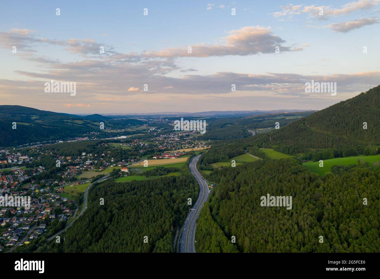 Vue aérienne sur l'autoroute en montagne et en forêt Banque D'Images