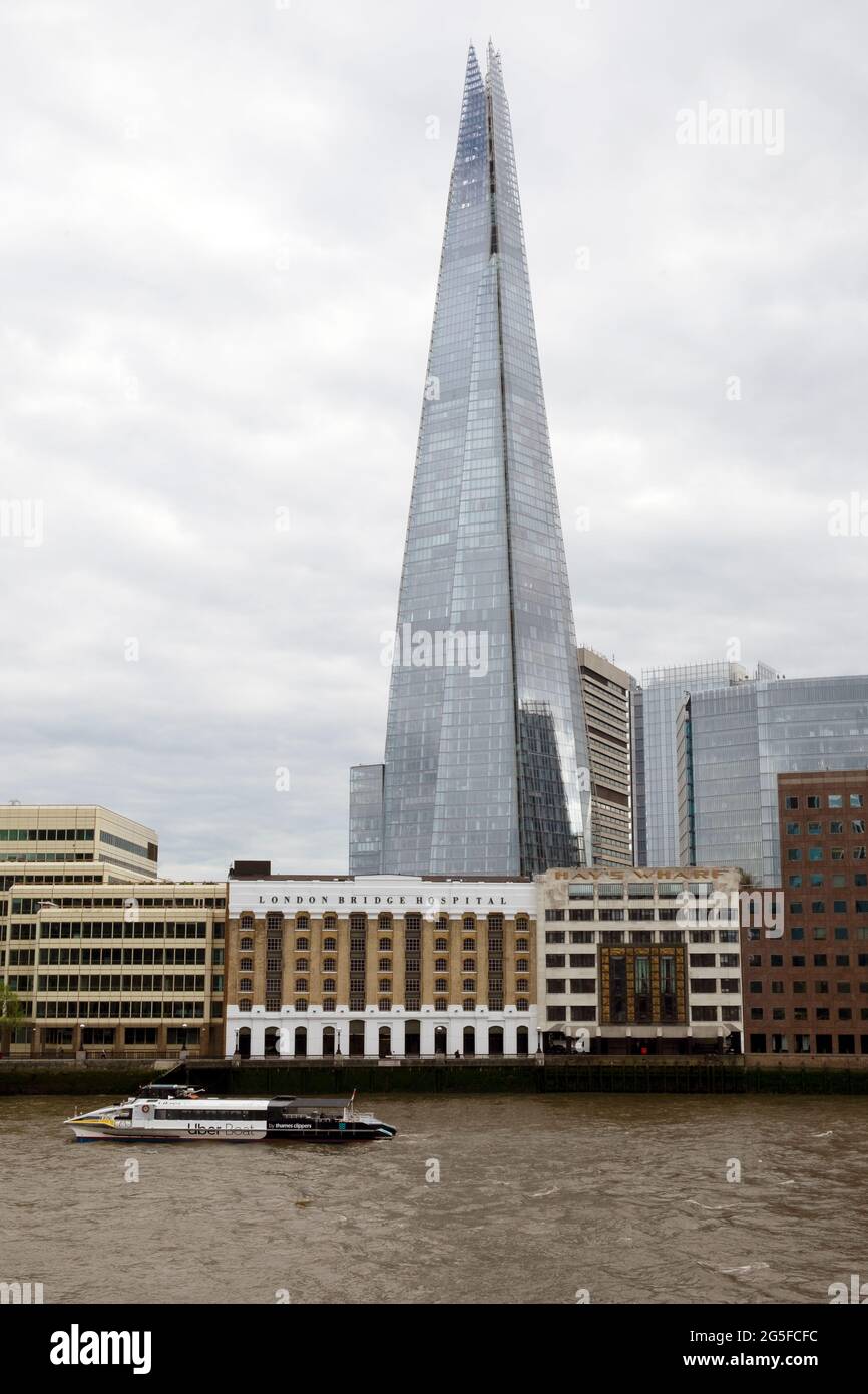 Vue sur London Bridge Hospital, St OLAF House avec Shard derrière sur la Tamise et Uber boat dans le sud de Londres Skyline Angleterre Royaume-Uni KATHY DEWITT Banque D'Images
