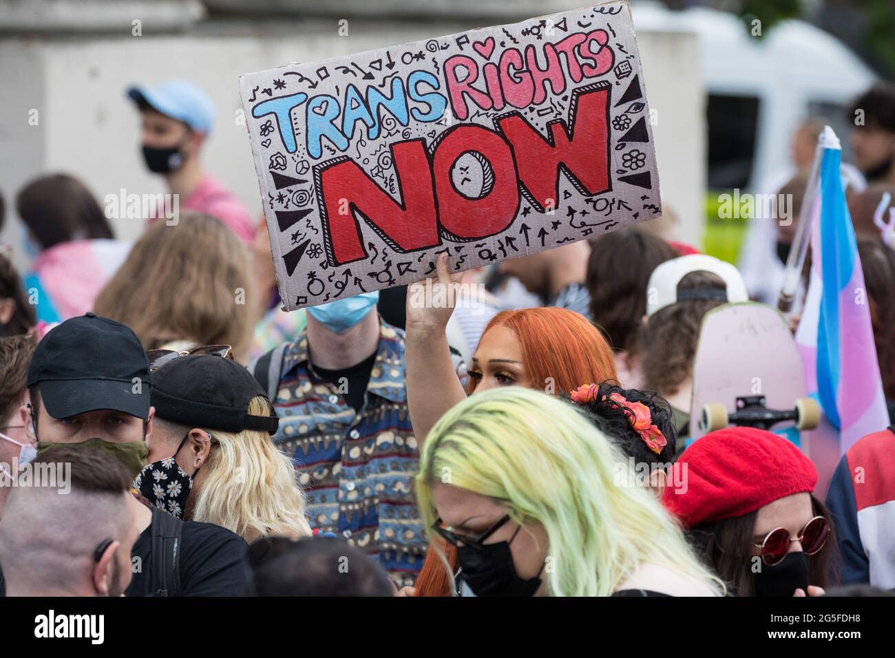 Londres, Royaume-Uni. 26 juin 2021. Des milliers de personnes se rassemblent pour participer à une marche de la London Trans+ Pride. Crédit : Mark Kerrison/Alamy Banque D'Images