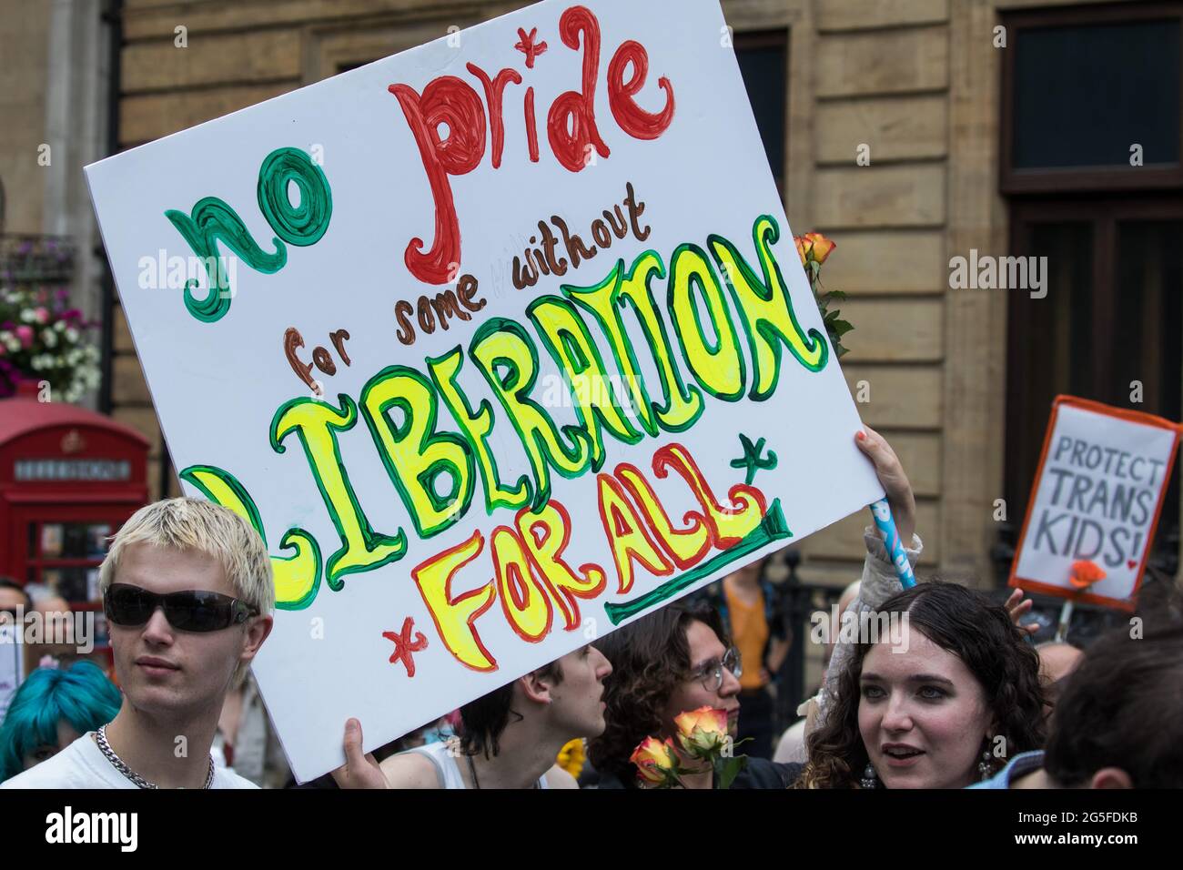 Londres, Royaume-Uni. 26 juin 2021. Des milliers de personnes participent à une marche de la London Trans+ Pride, de Wellington Arch à Soho Square. Mark Kerrison/Alamy Banque D'Images