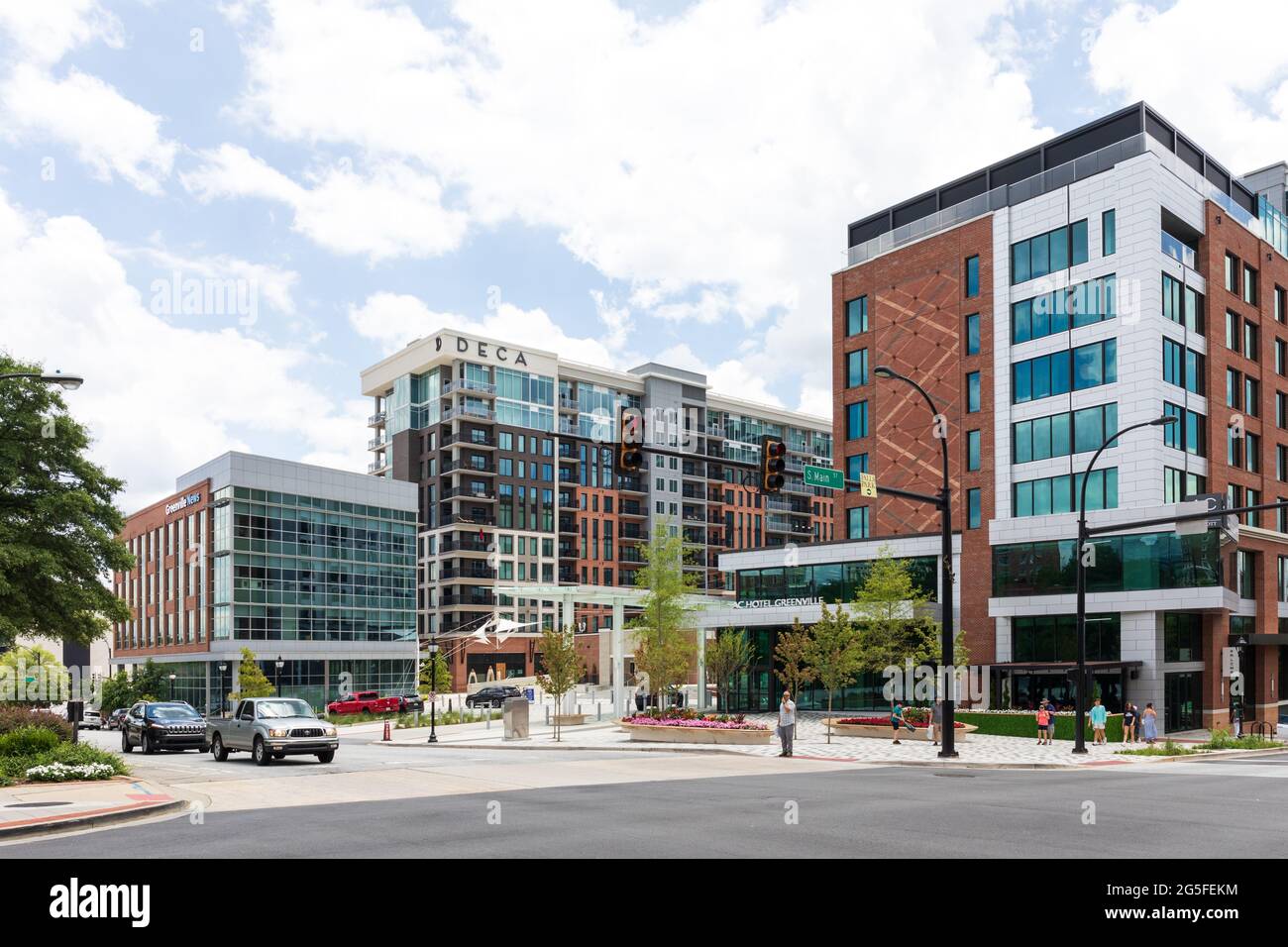 GREENVILLE, SC, USA-23 JUIN 2021 : The Corner of main and Broad St., présentant l'AC Hotel Greenville (Marriott), Greenville News et Deca Apartments. Banque D'Images