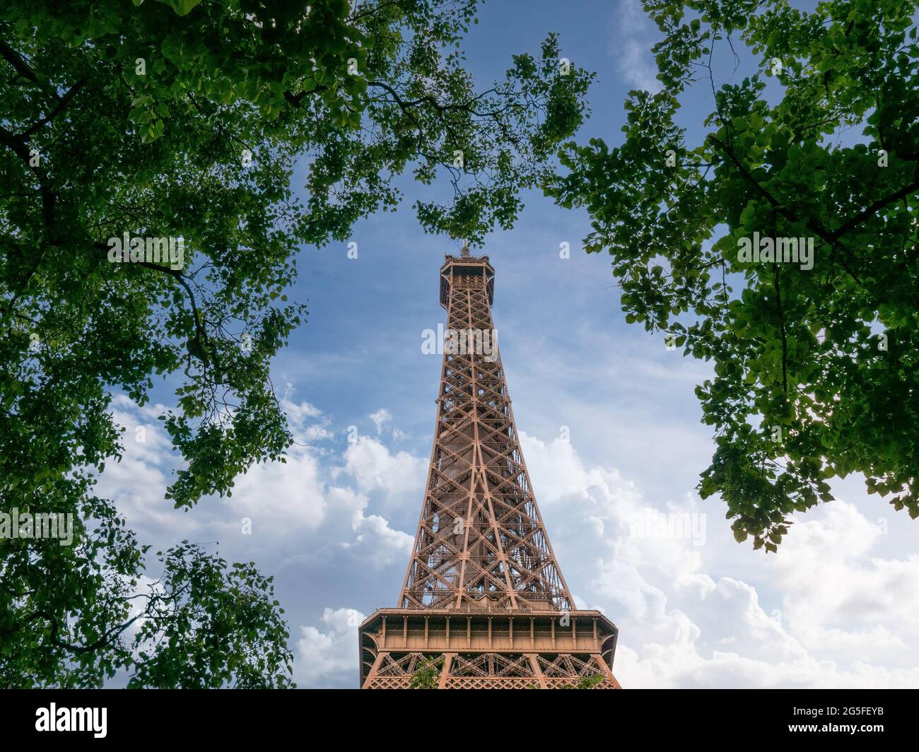 Paris, France, mai 2021. La Tour Eiffel du point de vue entre les arbres, photo du fond, beaucoup de vert sur le côté Banque D'Images