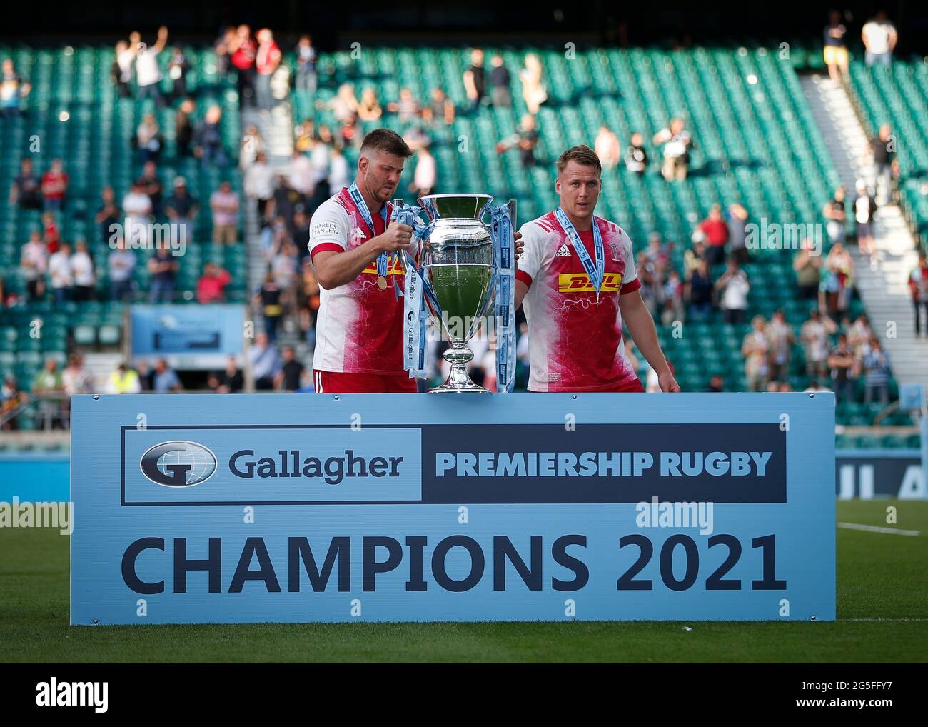 Twickenham, Londres, Royaume-Uni. 26 juin 2021. Finale du rugby à XV, Exeter Chiefs versus Harlequins ; Alex Dombrandt et Stephan Lewies (c) de Harlequins placent les gagnants du trophée, gagnants du titre de prem de rugby Gallagher 2021 Credit: Action plus Sports/Alay Live News Banque D'Images