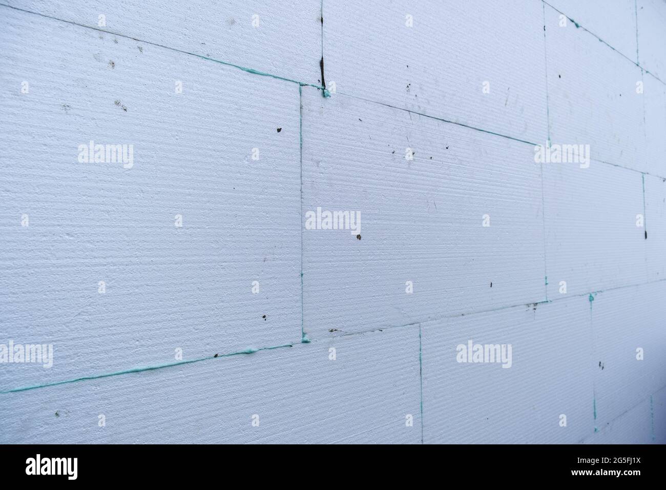 Installation de feuilles d'isolation en mousse de polystyrène sur le mur de la façade de la maison pour la protection thermique. Banque D'Images