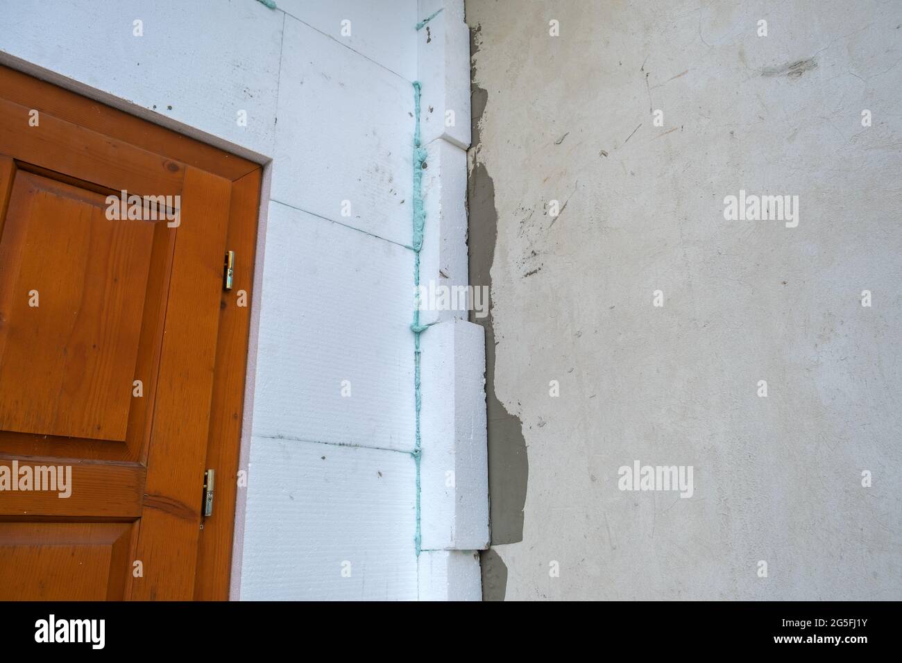 Installation de feuilles d'isolation en mousse de polystyrène sur le mur de la façade de la maison pour la protection thermique. Banque D'Images