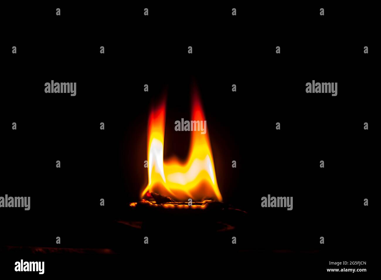 Gros plan de Diva ou divida en feu, de Diya ou de lampe à huile isolée dans l'obscurité. Banque D'Images