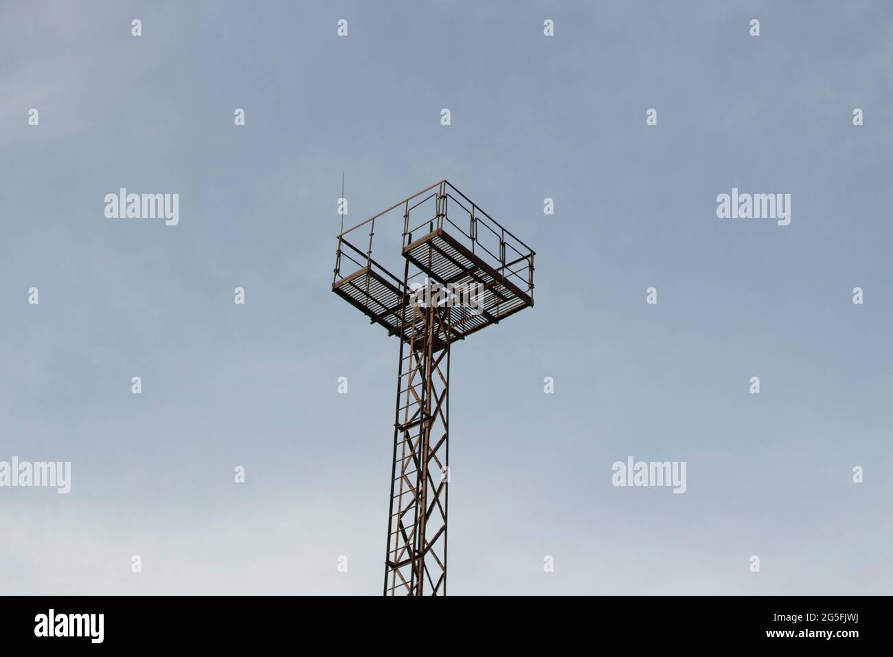 La tour d'observation. Le site est à sa hauteur. Structure métallique contre le ciel. Banque D'Images