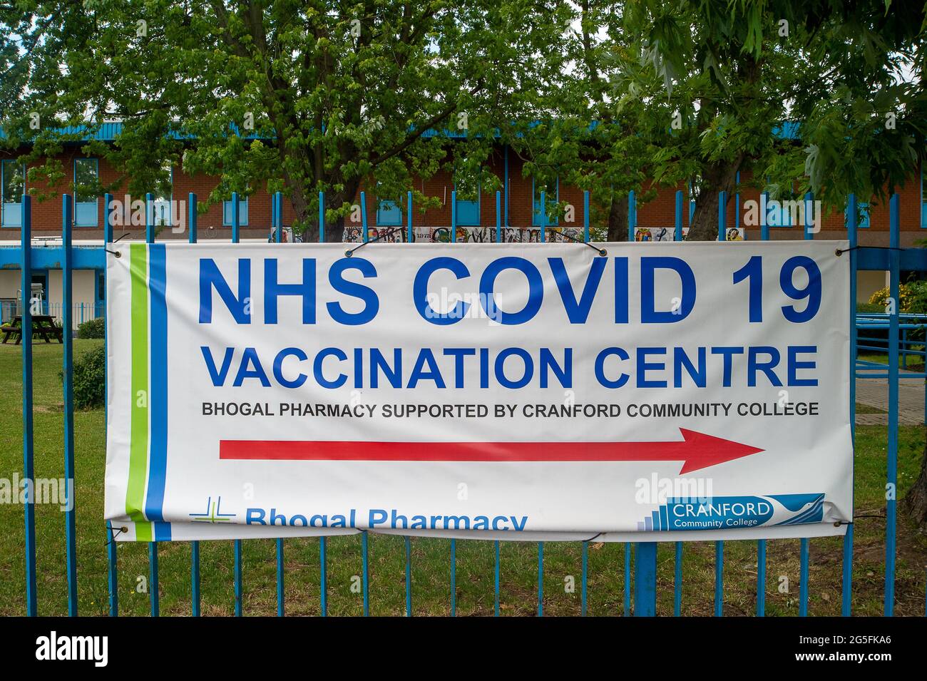 Hounslow, Middlesex, Royaume-Uni. 26 juin 2021. Ce matin, c'était calme au Centre de vaccination Covid-19 du Cranford Community College, à Hounslow. Les cas de la variante indienne Covid-19 continuent d'être élevés, cependant, les tests de pointe dans la région ont pris fin plus tôt cette semaine. Les taux Covid-19 pour 100,000 personnes pour Hounslow au 21 juin étaient de 83.6, (227) contre 84.7, (230) la semaine précédente. Crédit : Maureen McLean/Alay Banque D'Images