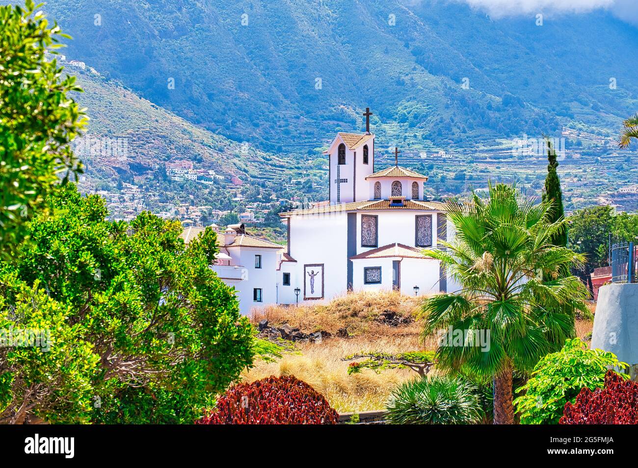 La Iglesia Ntra. Senora de la Paz dans le quartier la Paz de Puerto de la Cruz sur Tenerife. En arrière-plan la vallée d'Orotava. Banque D'Images