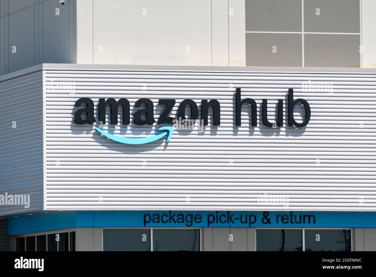 KENOSHA, WI, États-Unis - 19 JUIN 2021 - extérieur de l'installation de ramassage et de livraison du Hub Amazon et logo de marque. Banque D'Images