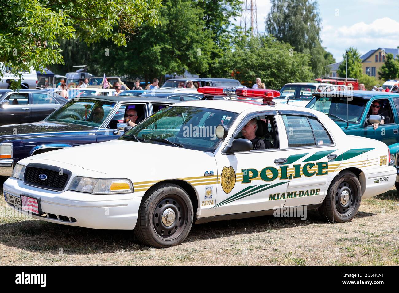 Königs Wusterhausen, Allemagne. 27 juin 2021. Un intercepteur de la police de Victoria de la Couronne Ford construit en 2008 à la parade de voitures d'époque 'Rumblubbern' dans et autour de Königs Wusterhausen. Plus de 400 véhicules américains devraient prendre part au convoi de deux heures. La route du convoi sera d'environ 40 km de long. Les organisateurs attendent des milliers de clients le long de la route et dans les restaurants. Photo: Gerald Matzka/dpa crédit: dpa Picture Alliance/Alay Live News Banque D'Images