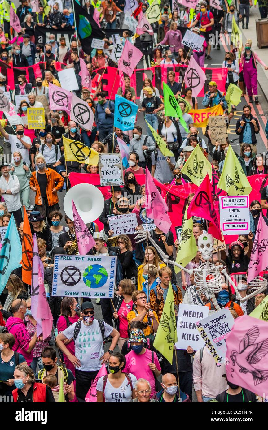 Londres, Royaume-Uni. 27 juin 2021. Extinction révolte des rébellions pour libérer la presse de ce qu'ils croient être les "propriétaires milliardaires corrompus de la presse qui profitent de la division et ne parvient pas toujours à dire la vérité sur le climat et la crise écologique". Crédit : Guy Bell/Alay Live News Banque D'Images