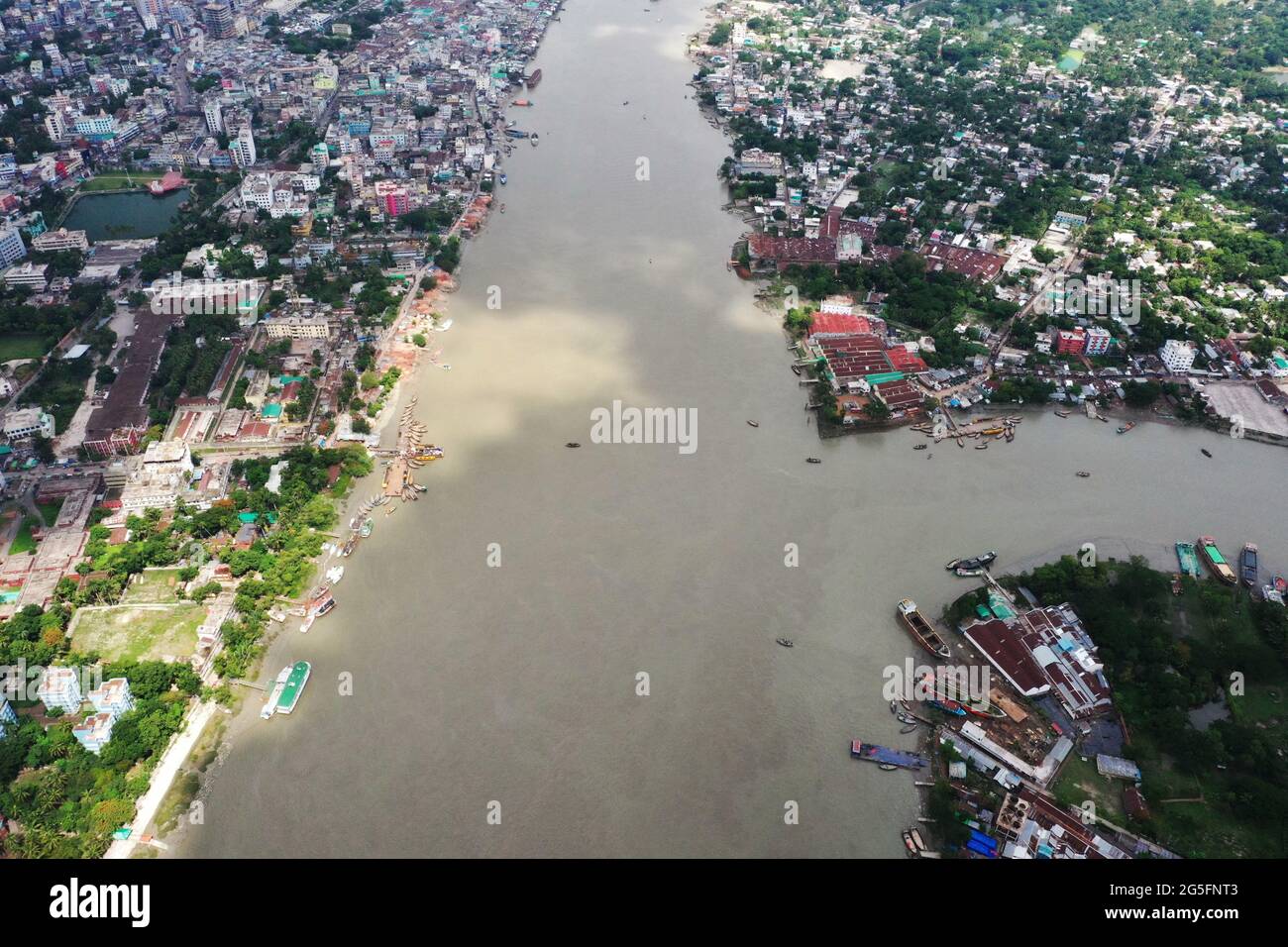Khulna, Bangladesh - 10 juin 2021 : vue panoramique sur la rivière Rupsha. Khulna est la troisième plus grande ville du Bangladesh sur les rives de la rivière Rups Banque D'Images