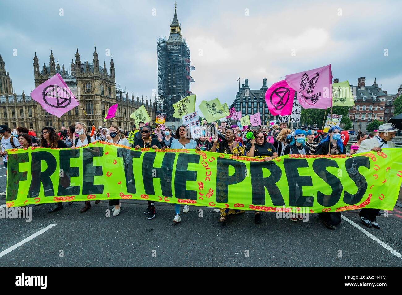 Londres, Royaume-Uni. 27 juin 2021. Extinction révolte des rébellions pour libérer la presse de ce qu'ils croient être les "propriétaires milliardaires corrompus de la presse qui profitent de la division et ne parvient pas toujours à dire la vérité sur le climat et la crise écologique". Crédit : Guy Bell/Alay Live News Banque D'Images